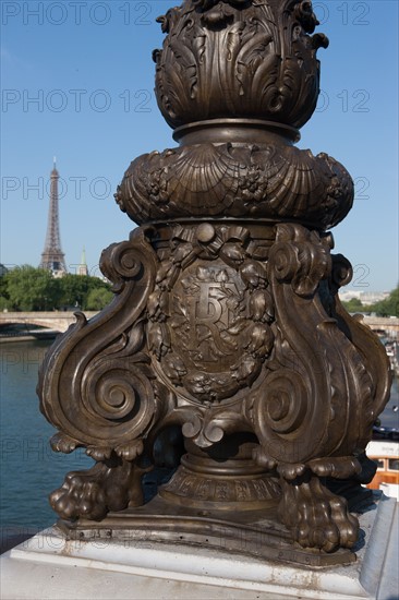 France, Region Ile de France, Paris 7e arrondissement, Pont Alexandre III, lampadaires, candelabres, Hotel des Invalides, dome,