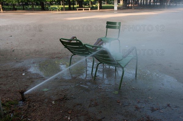 France, Region Ile de France, Paris, 1er arrondissement, jardin des Tuileries, bassin, chaise, fauteuil, mobilier, Fermob