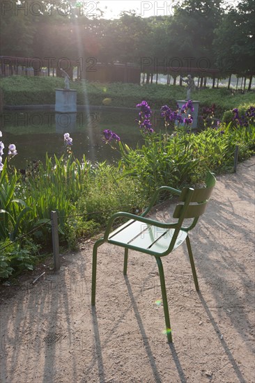 France, Region Ile de France, Paris, 1er arrondissement, jardin des Tuileries, bassin, chaise, fauteuil, mobilier, Fermob