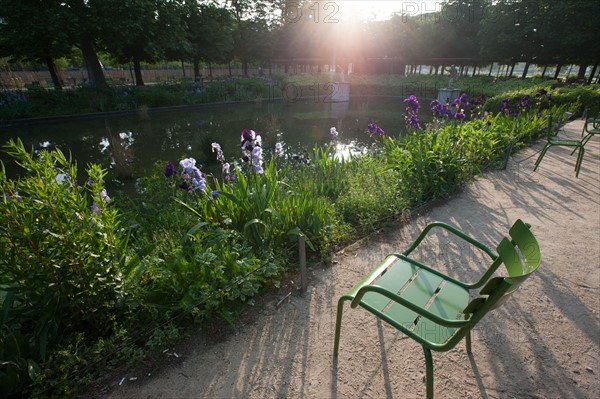 France, Region Ile de France, Paris, 1er arrondissement, jardin des Tuileries, bassin, chaise, fauteuil, mobilier, Fermob