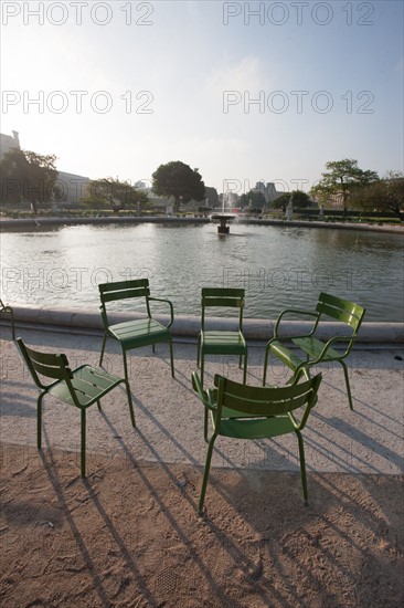 France, Region Ile de France, Paris, 1er arrondissement, jardin des Tuileries, bassin, chaise, fauteuil, mobilier, Fermob