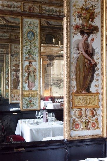 France, Region Ile de France, Paris, 1er arrondissement, Palais Royal, Galerie de Beaujolais, restaurant Le Grand Vefour, Guy Martin, decor, patrimoine,