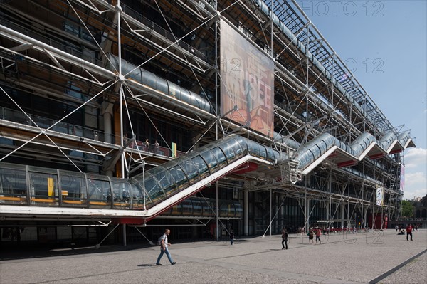 France, Region Ile de France, Paris 4e arrondissement, Beaubourg, Centre Georges Pompidou, architectes Renzo Piano et Richard Rogers, piazza, touristes,