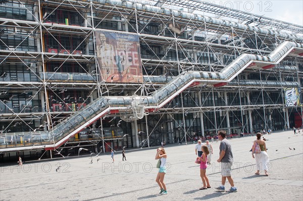 France, Region Ile de France, Paris 4e arrondissement, Beaubourg, Centre Georges Pompidou, piazza, place, touristes, pigeons,