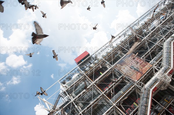 France, Region Ile de France, Paris 4e arrondissement, Beaubourg, Centre Georges Pompidou, piazza, place, touristes, pigeons,