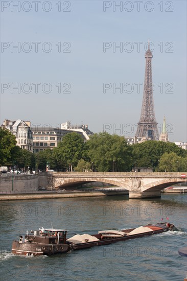 France, Region Ile de France, Paris, Tour Eiffel, Seine, peniche, transport fluvial