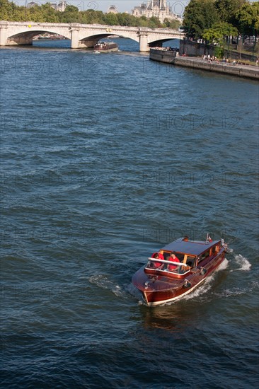 France, Region Ile de France, Paris 7e arrondissement, Pont Alexandre III, la Seine et les berges, Invalides, bateaux-mouches