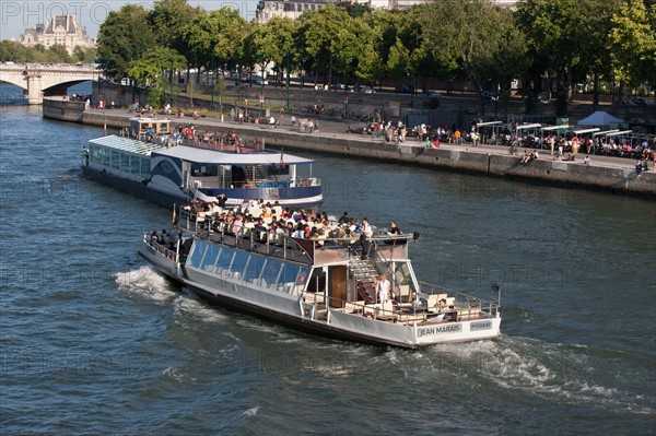 France, Region Ile de France, Paris 7e arrondissement, Pont Alexandre III, la Seine et les berges, Invalides, bateaux-mouches