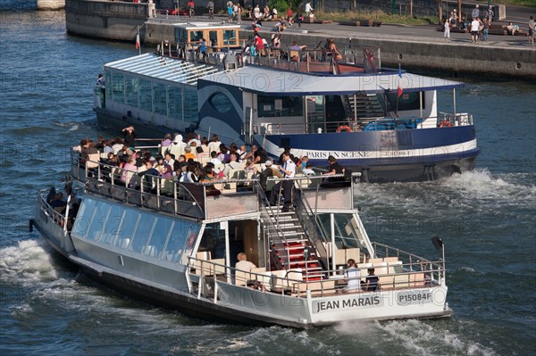 France, Region Ile de France, Paris 7e arrondissement, Pont Alexandre III, la Seine et les berges, Invalides, bateaux-mouches