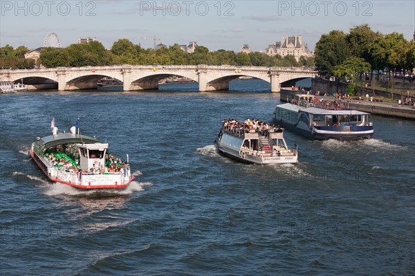 France, Region Ile de France, Paris 7e arrondissement, Pont Alexandre III, la Seine et les berges, Invalides, bateaux-mouches