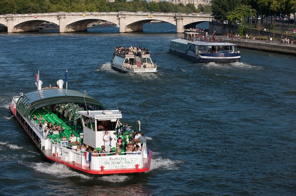 France, Region Ile de France, Paris 7e arrondissement, Pont Alexandre III, la Seine et les berges, Invalides, bateaux-mouches