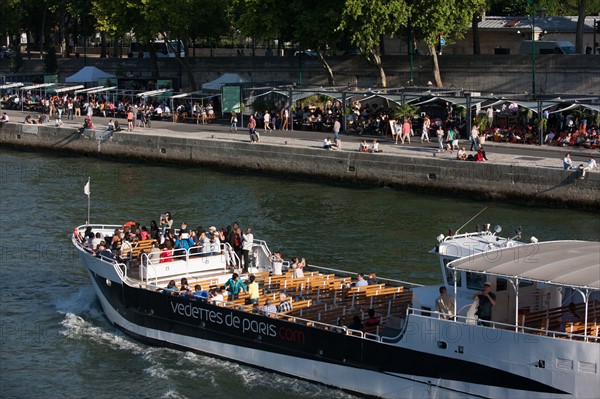 France, Region Ile de France, Paris 7e arrondissement, Pont Alexandre III, la Seine et les berges, Invalides, bateaux-mouches, vedettes de Paris