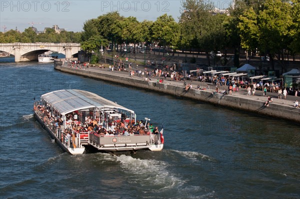 France, Region Ile de France, Paris 7e arrondissement, Pont Alexandre III, la Seine et les berges, Invalides, bateaux-mouches