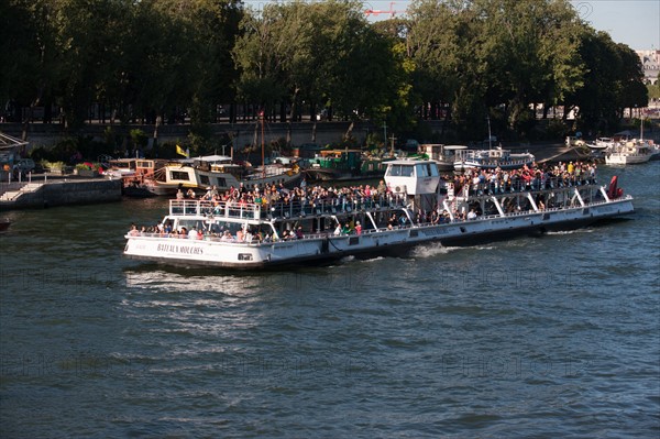 France, Region Ile de France, Paris 7e arrondissement, Pont Alexandre III, la Seine et les berges, Invalides, bateaux-mouches