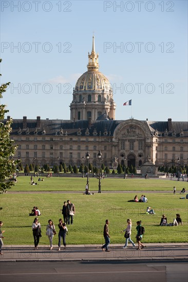France, Region Ile de France, Paris 7e arrondissement, esplanade des Invalides, Hotel des Invalides, pelouses, musee de l'Armee,