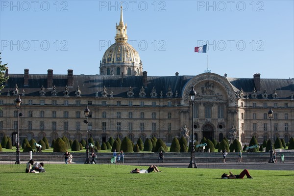 France, Region Ile de France, Paris 7e arrondissement, esplanade des Invalides, Hotel des Invalides, pelouses, musee de l'Armee,