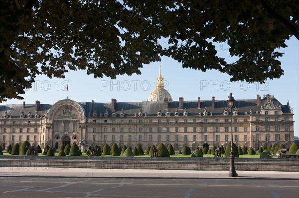 France, Region Ile de France, Paris 7e arrondissement, esplanade des Invalides, Hotel des Invalides, dome, herbe, pelouse,