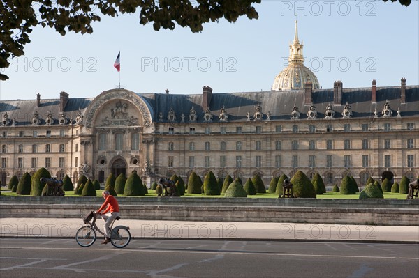 France, Region Ile de France, Paris 7e arrondissement, esplanade des Invalides, Hotel des Invalides, dome, herbe, pelouse,