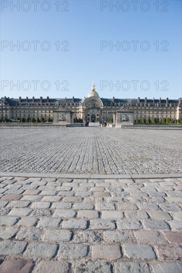 France, Region Ile de France, Paris 7e arrondissement, esplanade des Invalides, Hotel des Invalides, dome, herbe, pelouse,