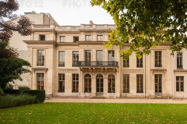 France, Region Ile de France, Paris 7e arrondissement, 54 rue de Bellechasse, Hotel de Rochechouart, ministere de l'Education Nationale, facade sur jardin,