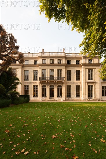 France, Region Ile de France, Paris 7e arrondissement, 54 rue de Bellechasse, Hotel de Rochechouart, ministere de l'Education Nationale, facade sur jardin,