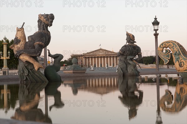 France, Region Ile de France, Paris 8e arrondissement, place de la Concorde, fontaine, Assemblee Nationale, Palais Bourbon, colonnade, reflet,