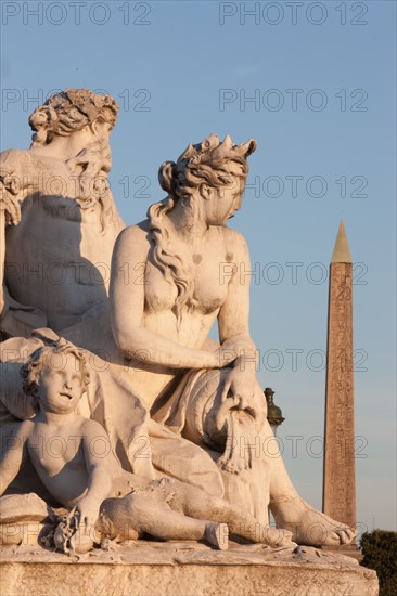 France, Region Ile de France, Paris 8e arrondissement, place de la Concorde, depuis les terrasses du jardin des Tuileries, Tour Eiffel, obelisque de Louxor, fontaine,