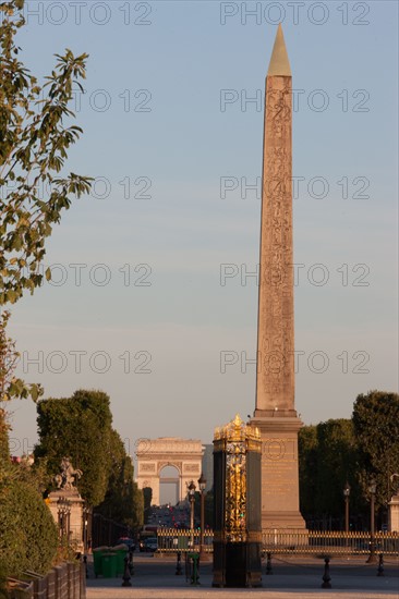 France, Region Ile de France, Paris 8e arrondissement, place de la Concorde, depuis les terrasses du jardin des Tuileries, Tour Eiffel, obelisque de Louxor, fontaine,