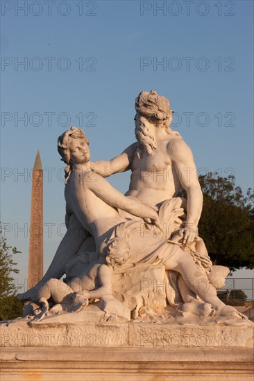 France, Region Ile de France, Paris 8e arrondissement, place de la Concorde, depuis les terrasses du jardin des Tuileries, Tour Eiffel, obelisque de Louxor, fontaine,