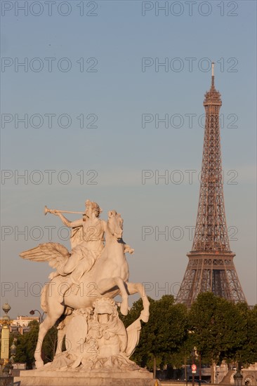 France, Region Ile de France, Paris 8e arrondissement, place de la Concorde, depuis les terrasses du jardin des Tuileries, Tour Eiffel, "La Renommee chevauchant Pegase", sculpture d'Antoine Coysevox