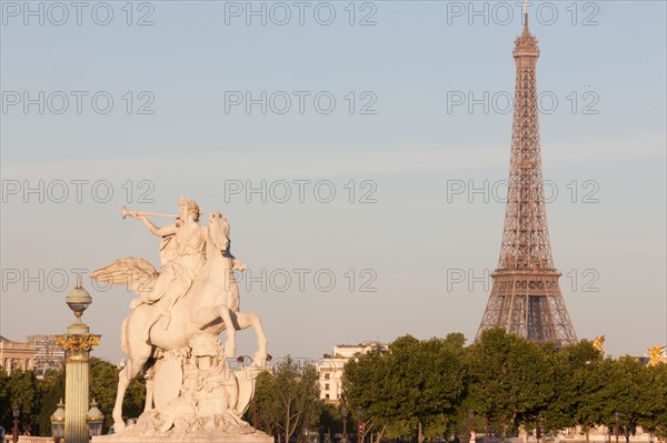 France, Region Ile de France, Paris 8e arrondissement, place de la Concorde, depuis les terrasses du jardin des Tuileries, Tour Eiffel, "La Renommee chevauchant Pegase", sculpture d'Antoine Coysevox