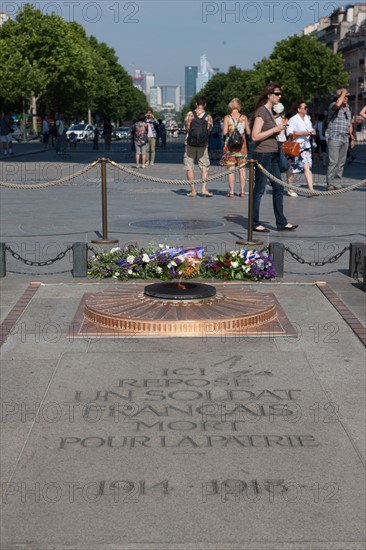 France, Region Ile de France, Paris 8e arrondissement, place Charles de Gaulle, place de l'Etoile, Arc de Triomphe, tombe du soldat inconnu, flamme