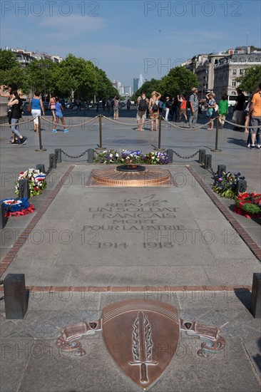 France, Region Ile de France, Paris 8e arrondissement, place Charles de Gaulle, place de l'Etoile, Arc de Triomphe, tombe du soldat inconnu, flamme