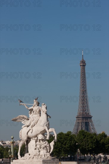 France, Region Ile de France, Paris 8e arrondissement, place de la Concorde, depuis les terrasses du jardin des Tuileries, Tour Eiffel, "La Renommee chevauchant Pegase", sculpture d'Antoine Coysevox