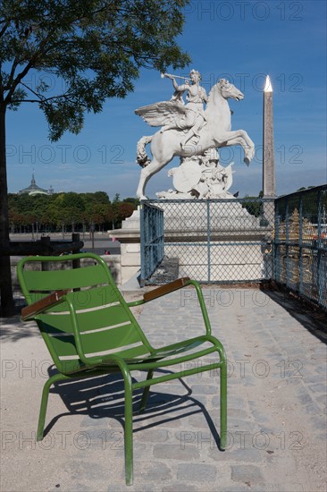 France, Region Ile de France, Paris 8e arrondissement, place de la Concorde, depuis les terrasses du jardin des Tuileries, Tour Eiffel, "La Renommee chevauchant Pegase", sculpture d'Antoine Coysevox, chaise, fauteuil, mobilier, Fermob