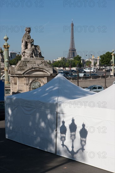 France, Region Ile de France, Paris 8e arrondissement, place de la Concorde, tente, barnum, ombre portee, reverbere, candelabre, Tour Eiffel