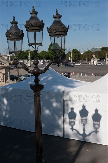 France, Region Ile de France, Paris 8e arrondissement, place de la Concorde, tente, barnum, ombre portee, reverbere, candelabre