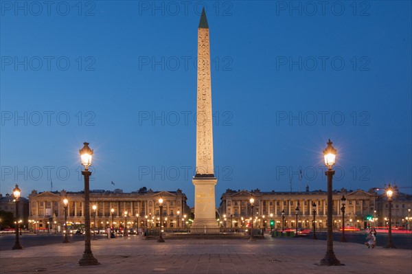 France, Region Ile de France, Paris 8e arrondissement, place de la Concorde, fontaines, obelisque, tombee de la nuit,