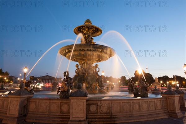 France, Region Ile de France, Paris 8e arrondissement, place de la Concorde, fontaines, obelisque, tombee de la nuit,