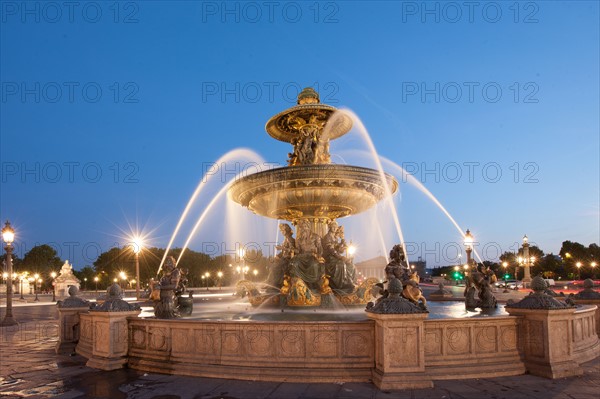 France, Region Ile de France, Paris 8e arrondissement, place de la Concorde, fontaines, obelisque, tombee de la nuit,