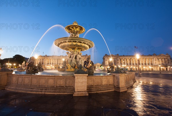 France, Region Ile de France, Paris 8e arrondissement, place de la Concorde, fontaines, obelisque, tombee de la nuit,