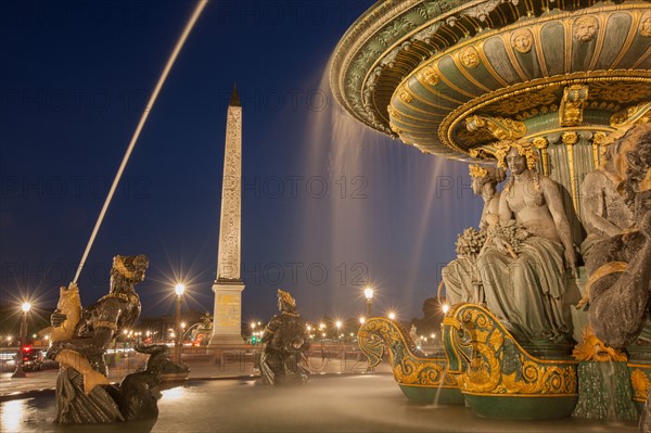 France, Région Ile de France, Paris 8e arrondissement, place de la Concorde, fontaines, obélisque, tombée de la nuit,