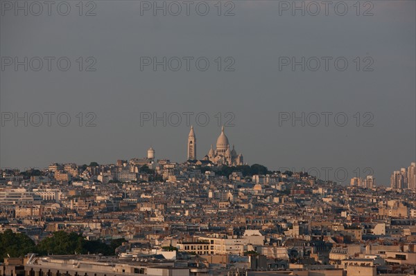 France, Region Ile de France, Paris 8e arrondissement, place Charles de Gaulle, place de l'Etoile, au sommet de l'Arc de Triomphe en soiree, panorama, eclairage,