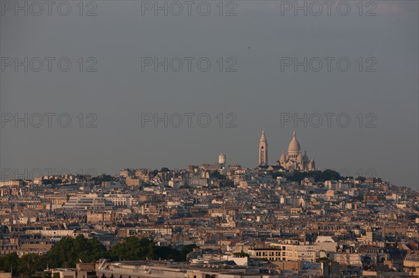 France, Region Ile de France, Paris 8e arrondissement, place Charles de Gaulle, place de l'Etoile, au sommet de l'Arc de Triomphe en soiree, panorama, eclairage,