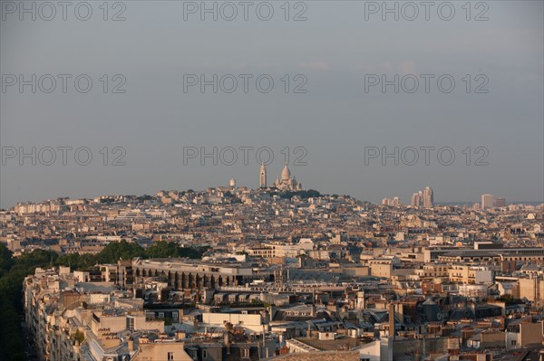 France, Region Ile de France, Paris 8e arrondissement, place Charles de Gaulle, place de l'Etoile, au sommet de l'Arc de Triomphe en soiree, panorama, eclairage,