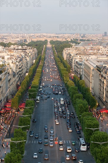 France, Region Ile de France, Paris 8e arrondissement, place Charles de Gaulle, place de l'Etoile, au sommet de l'Arc de Triomphe, avenue des Champs-Elysees, touristes,