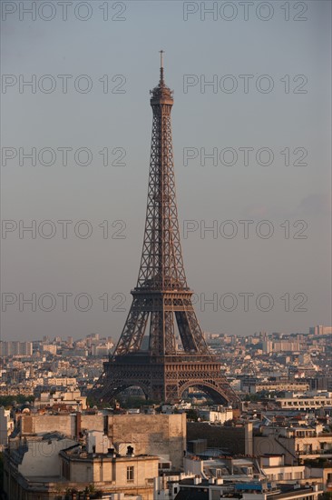 France, Region Ile de France, Paris 8e arrondissement, place Charles de Gaulle, place de l'Etoile, au sommet de l'Arc de Triomphe en soiree, panorama, eclairage,