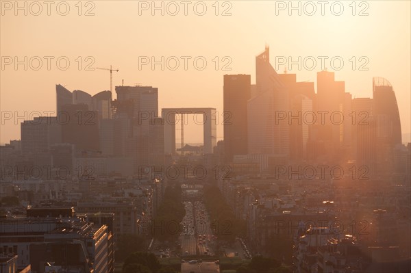 France, Region Ile de France, Paris 8e arrondissement, place Charles de Gaulle, place de l'Etoile, au sommet de l'Arc de Triomphe en soiree, panorama, lumiere, soleil couchant, perspective