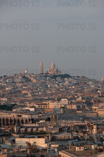 France, Region Ile de France, Paris 8e arrondissement, place Charles de Gaulle, place de l'Etoile, au sommet de l'Arc de Triomphe en soiree, panorama, eclairage,