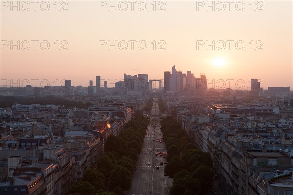 France, Region Ile de France, Paris 8e arrondissement, place Charles de Gaulle, place de l'Etoile, au sommet de l'Arc de Triomphe en soiree, panorama, eclairage,